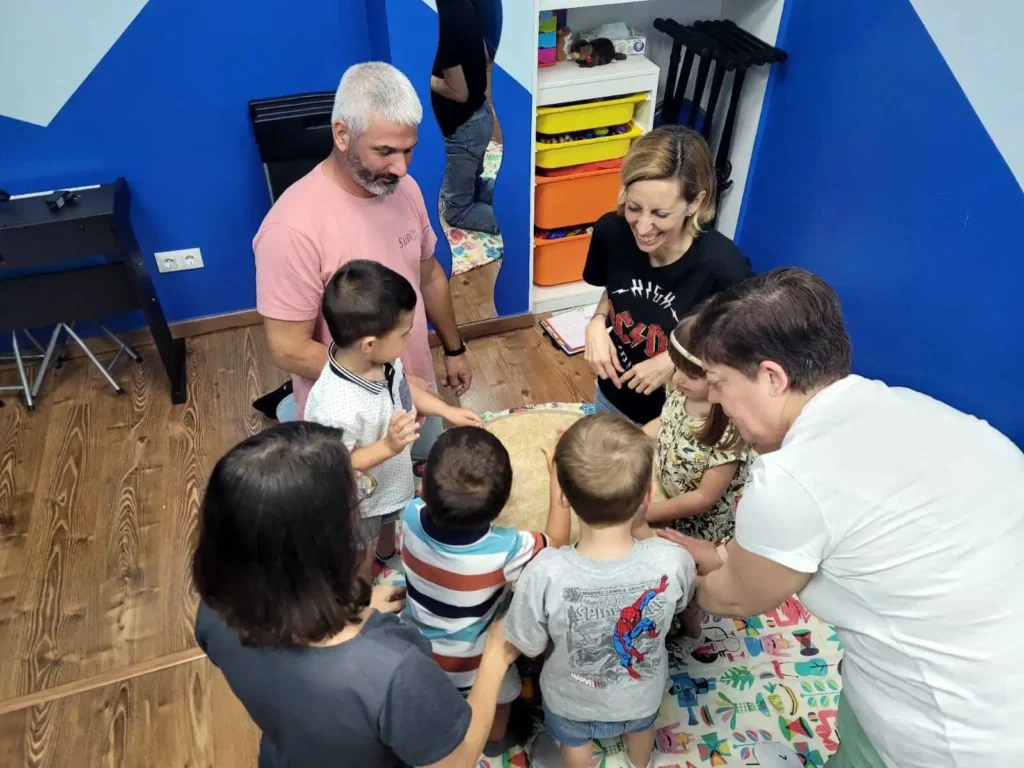 Los beneficios de la educación musical bilingüe en niños